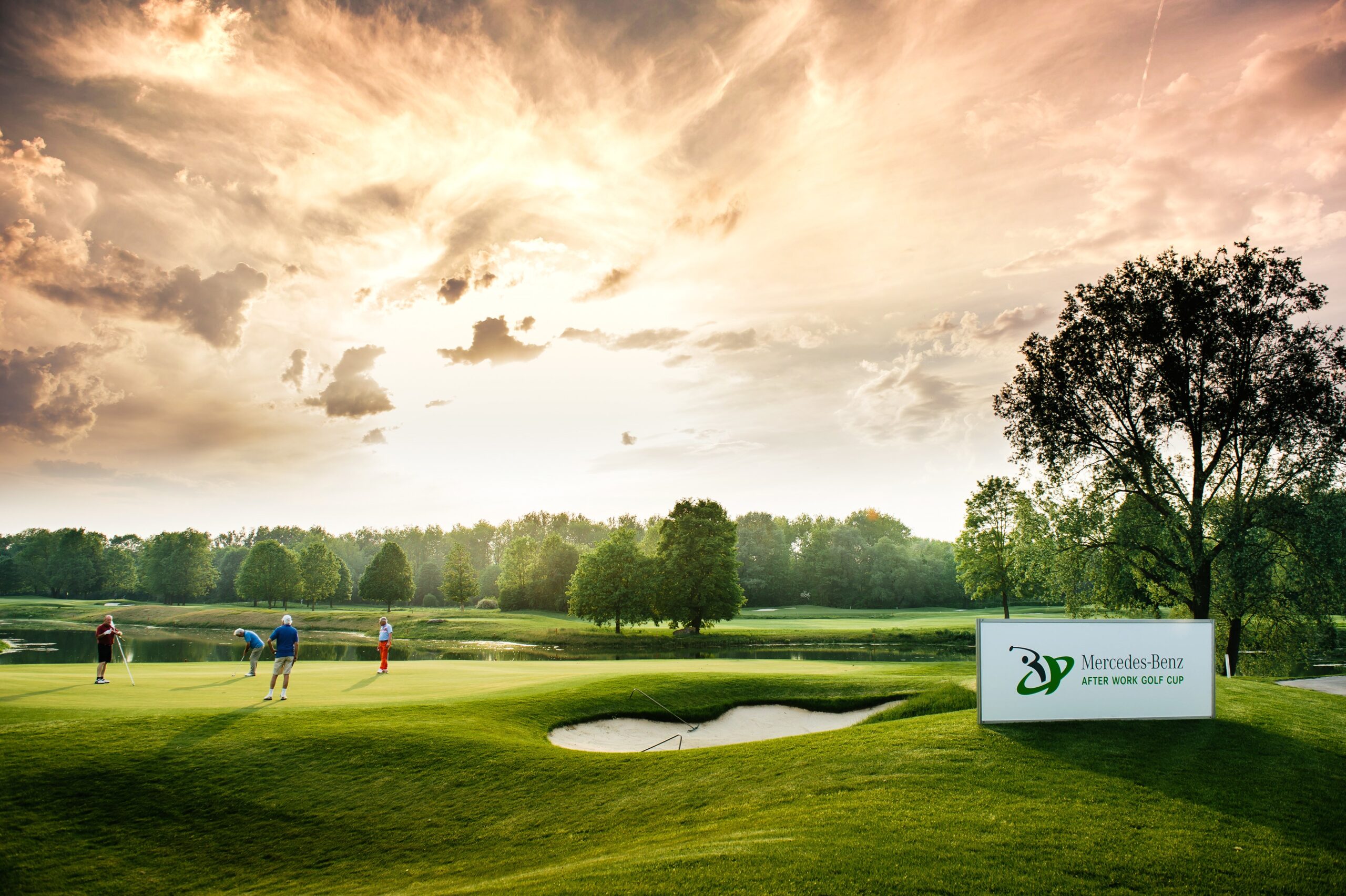 KU1_9790_ Bearbeitet Der Mercedes-Benz After Work Golf Cup bei Sonnenuntergang